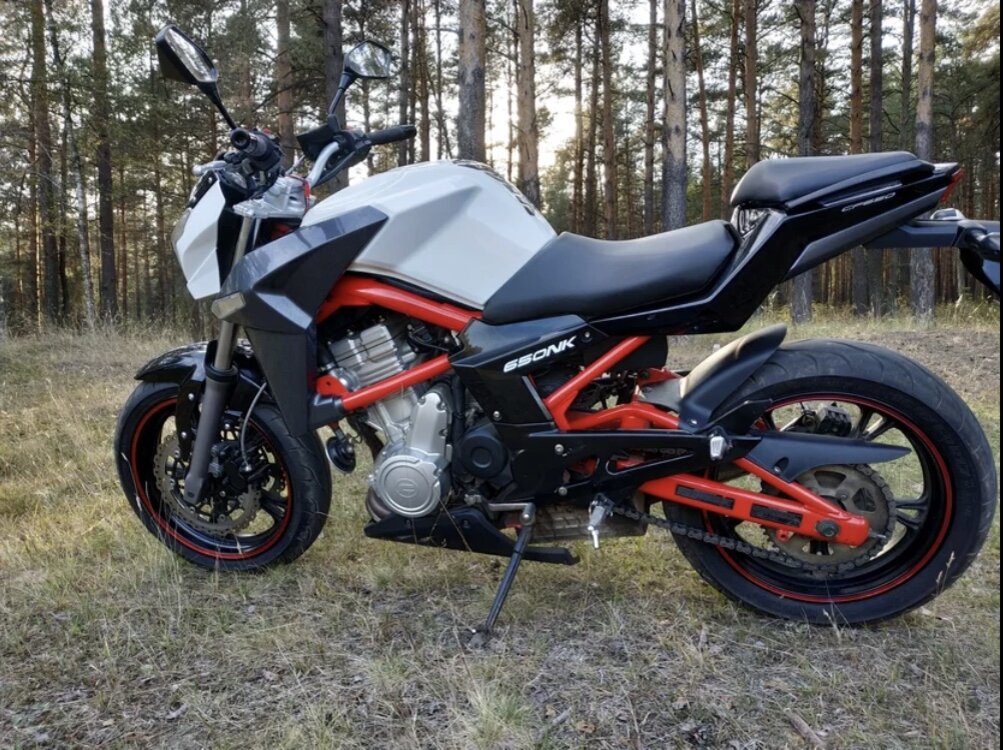 Китайский дорожный мотоцикл объемом 649 куб см.