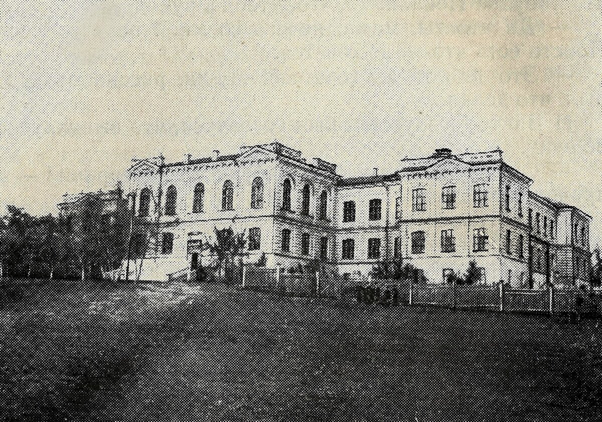 Здание средней школы № 1 г. Вольска, где учился В. Талалихин.