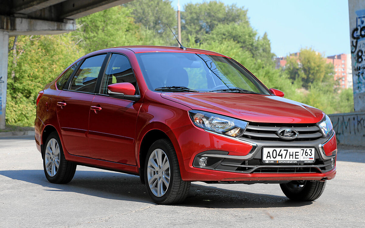 Собственно - вот и виновник торжества. Не смотря на то, что я сам ищу ей аналоги среди иномарок - на данный момент считаю Гранту лучшим предложением на рынке в своем сегменте.