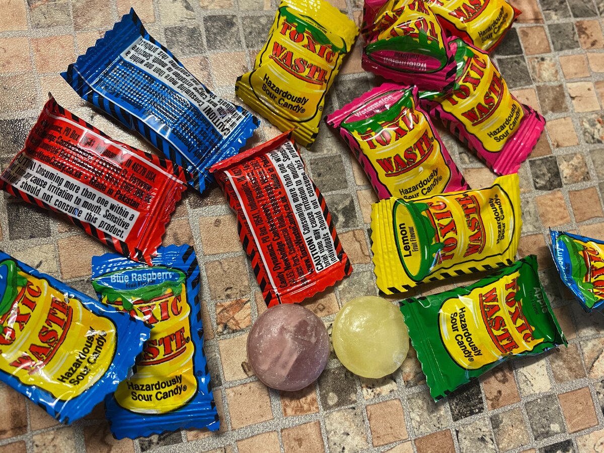 конфетки попробовать. конфеты котэ. пробует конфету. конфеты с ромом коньяком. можно ли пробовать конфеты в магазине.