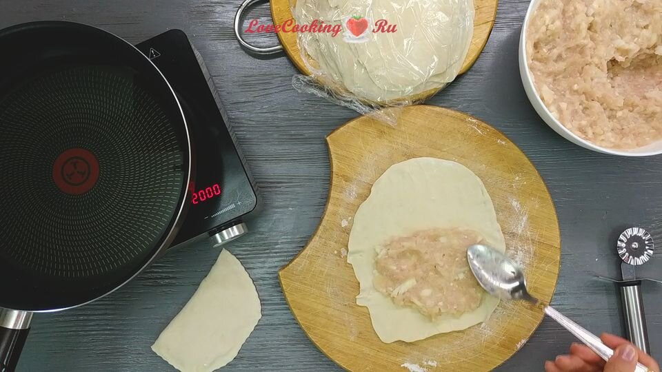 Чебуреки димитровград. Чебуречная брынза меню. Чебуреки димитровград. Отжарен с 2х сторон. Помпончик вывеска.