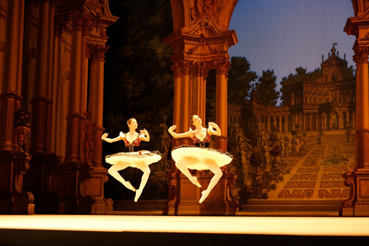 Сцена из балета "Пахита". Фото Дамира Юсупова