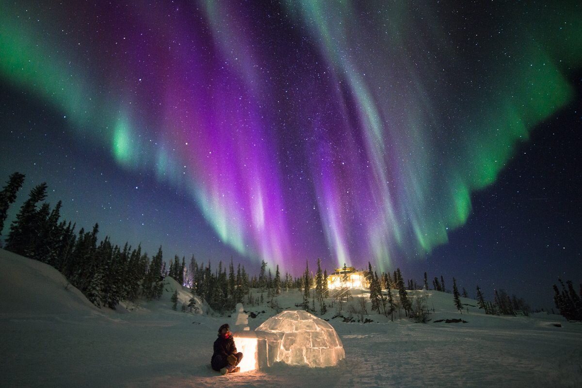 С какой стороны северное сияние. Aurora Borealis Северное сияние. Полярные сияния на ионосфере. Аляска Северное сияние.