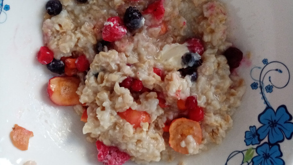 Овсяная каша с добавками, приготовлена в микроволновке