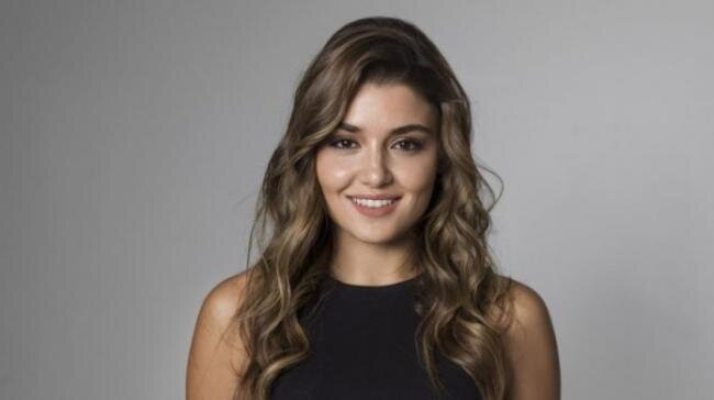 Ханде Эрчел в сериале «Королек – птичка певчая» сыграла эпизодическую роль