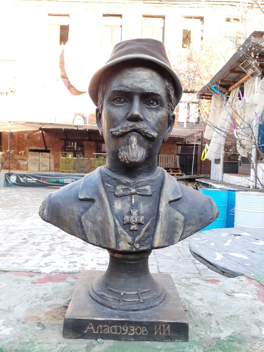 А это первый хозяин фабрики, Иван Алафузов. Необыкновенный человек, очень достойный.