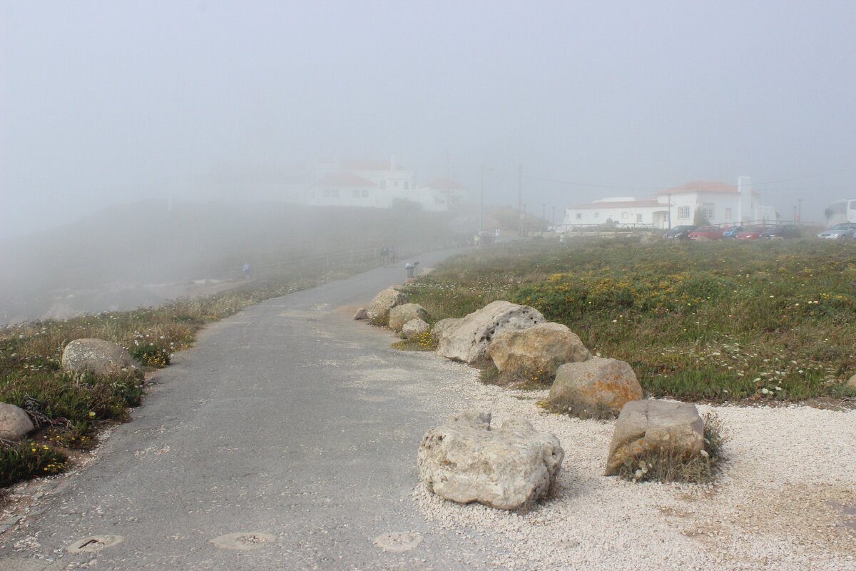 Маяк на Мысе Рока в пелене тумана