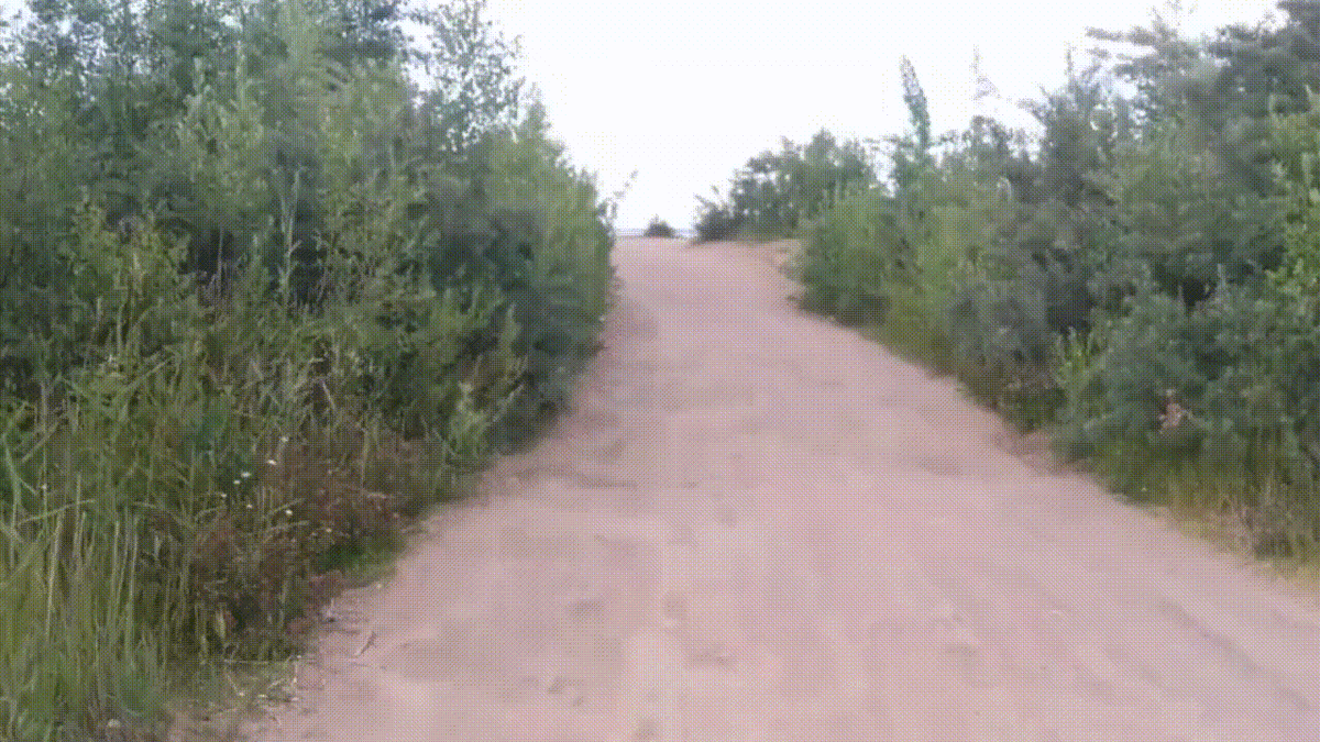 Вот так выглядит пляж. Несколько рыбаков, залив и Лахта на горизонте (думаю, другого никто не ожидал, но все равно дух захватывает от вида). 