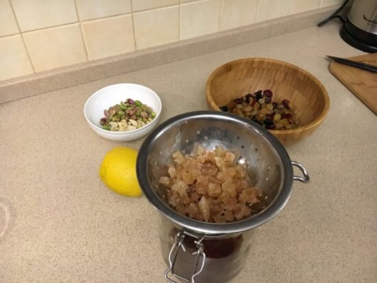 Шаг 1. Перебрать сухофрукты, промыть их проточной водой, промокнуть бумажным полотенцем. Залить спиртным и дать настояться несколько часов чтобы оно впиталось.