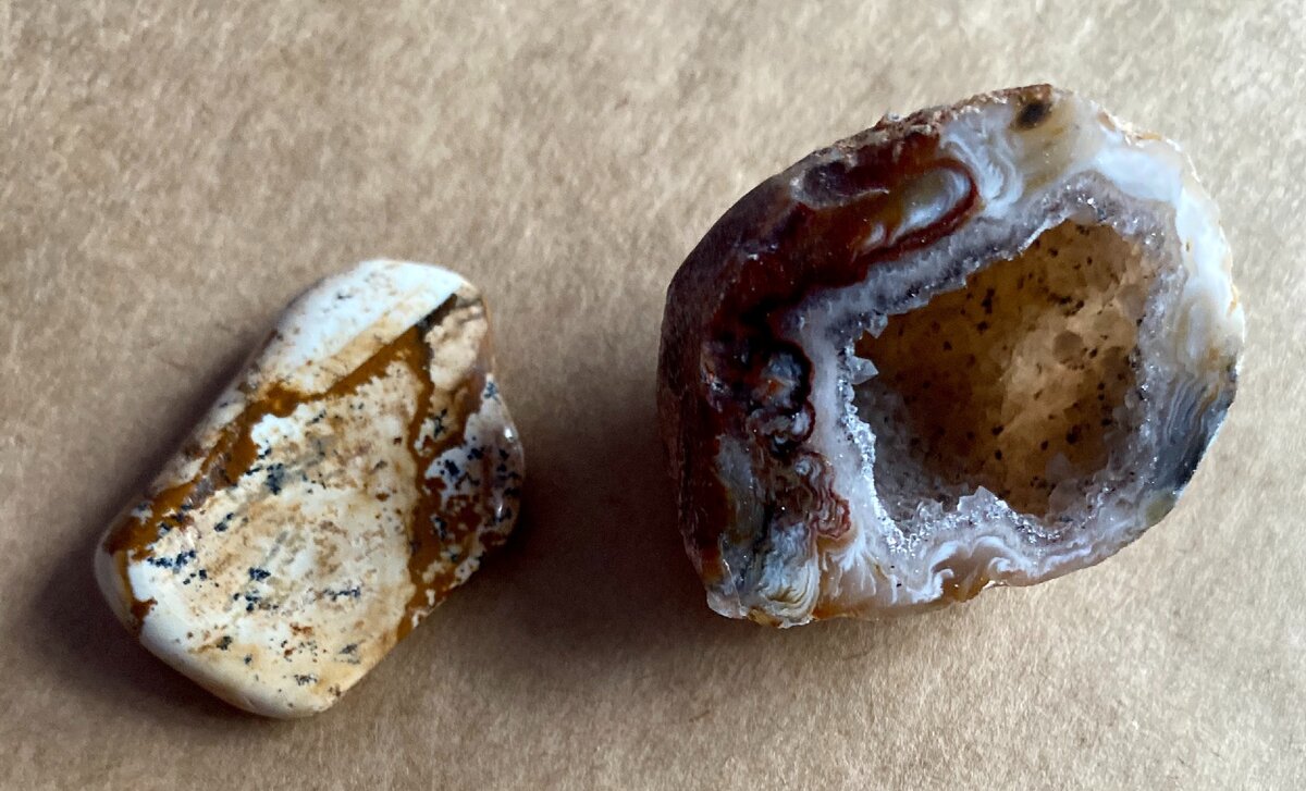 Слева яшма, справа - агат (на всех фото)