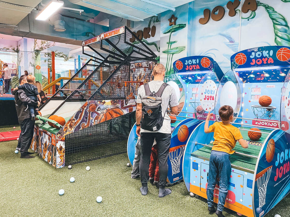 Игровые автоматы для игры в баскетбол (для взрослых детей — с большими мячами и с маленькими — для малышей)