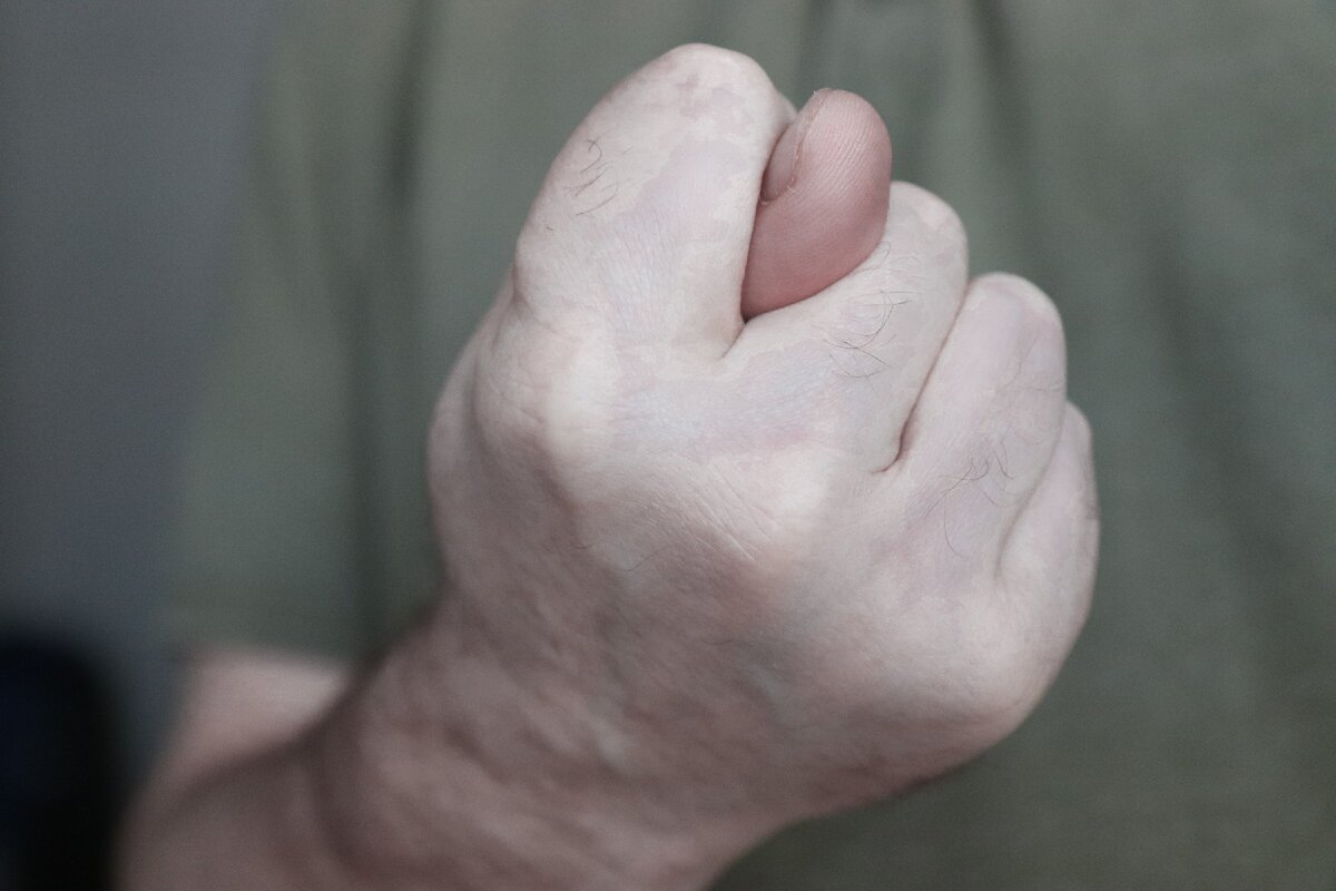 Плотно сжатый кулак и большой палец, просунутый между указательным и средним пальцем — все хорошо понимают этот жест. С его помощью обычно выражают злую насмешку или пренебрежение.
