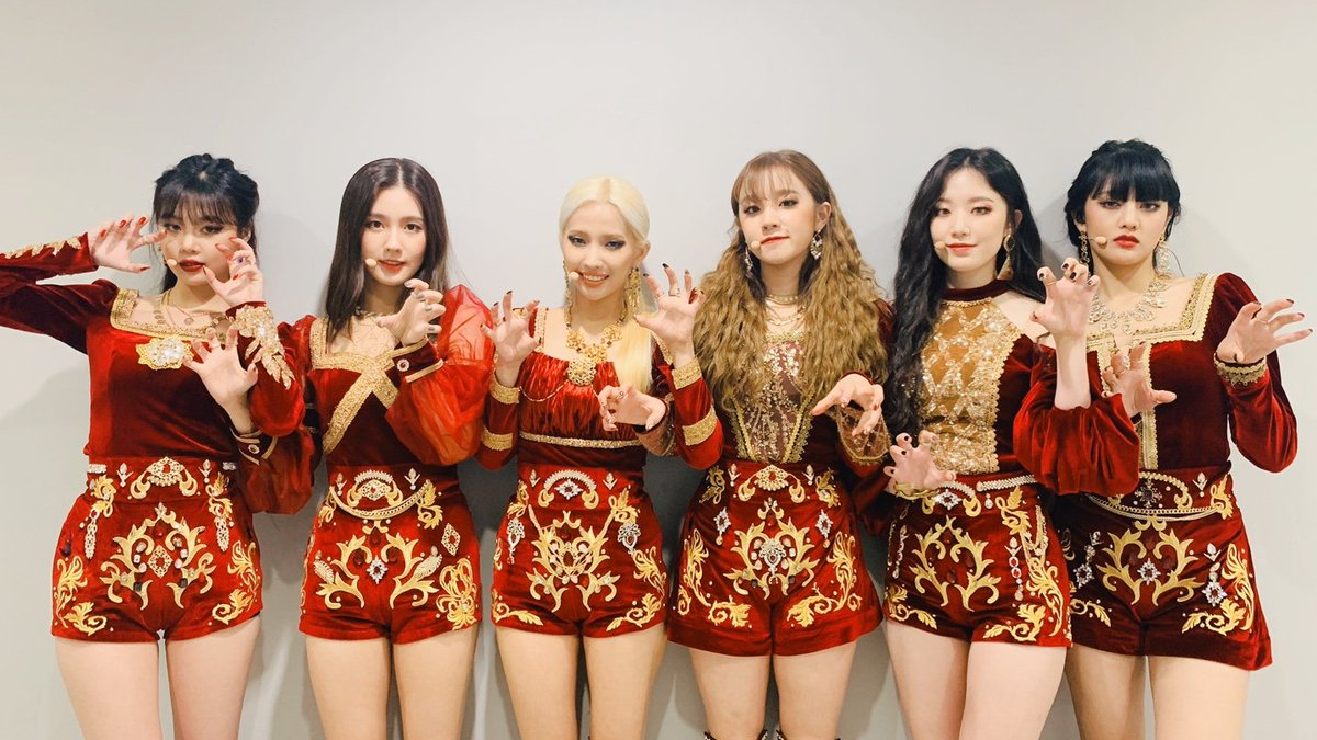 G-IDLE за кулисам выступления с LION