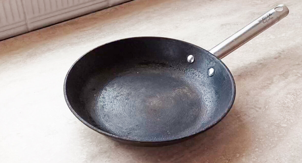 Сковорода без правильной подготовки покрылась нагаром