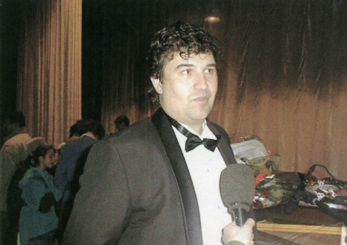 Октябрь 2001 года. Роман Муравицкий на сцене северобайкальского дворца культуры "Железнодорожник"