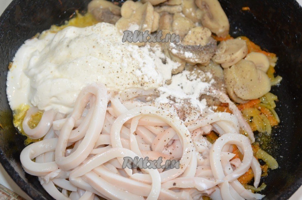 Как приготовить кальмары вкусно и просто на сковороде с луком и сметаной рецепт с фото