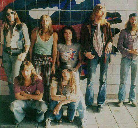 Фотография группы того времени. Алан Пауэлл сидит крайний слева возле Лемми.