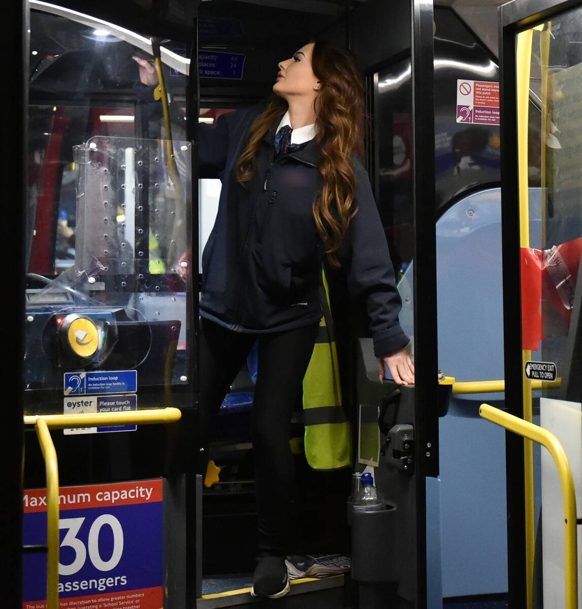 «Слишком красива», чтобы работать по этой профессии. 24-летняя водит автобус и любит свою работу