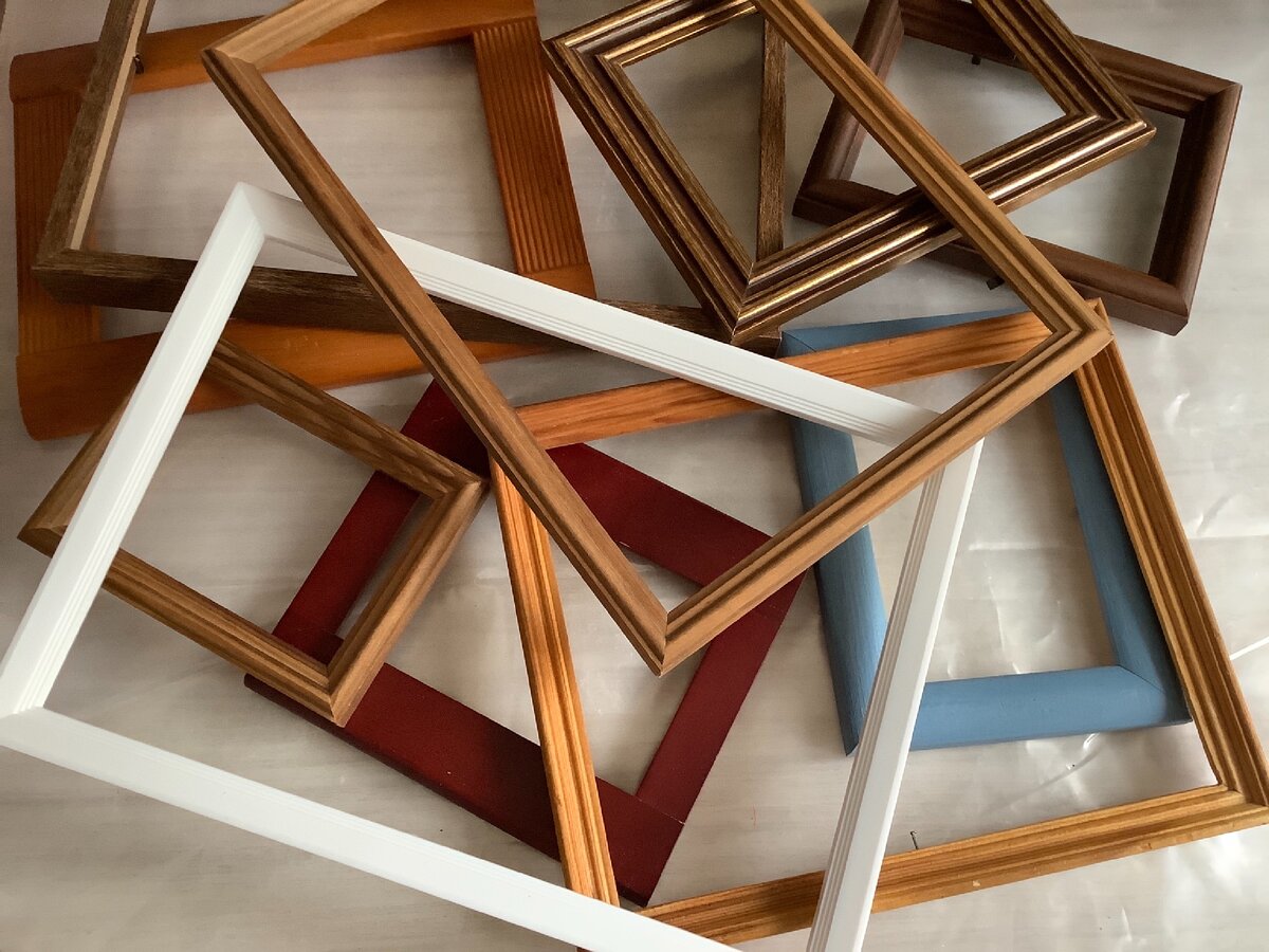 Рамки из дерева и пластика с разной фактурой и покрытием. Фото автора