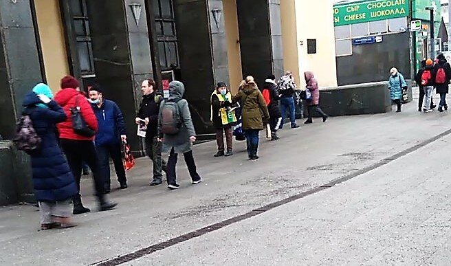 Москва - люди спешат на работу