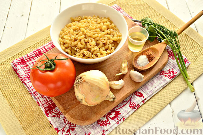 Подготавливаем нужные ингредиенты. Также берем вместительную глубокую сковороду.
Репчатый лук и чесночные зубчики очищаем, помидоры и свежую зелень промываем и обсушиваем.