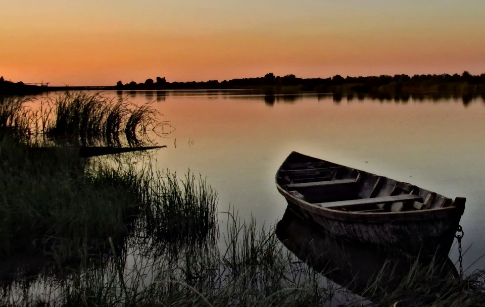 Взморье. Рыба стоит у берега. Лодка на берегу. Рыба стоит у берега. Сергей домбровский фотохудожник пейзажи.