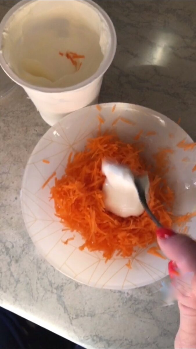 Со сметаной или растительном маслом лучше усваиваются полезные вещества