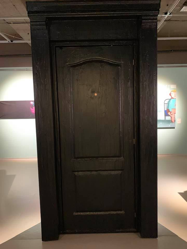 Внешняя сторона двери выглядит совершенно безобидно...