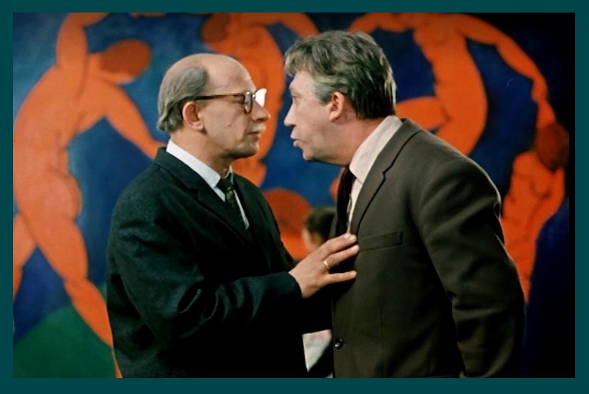 Картина "Танец" Анри Матисса на фоне героев - бутафория