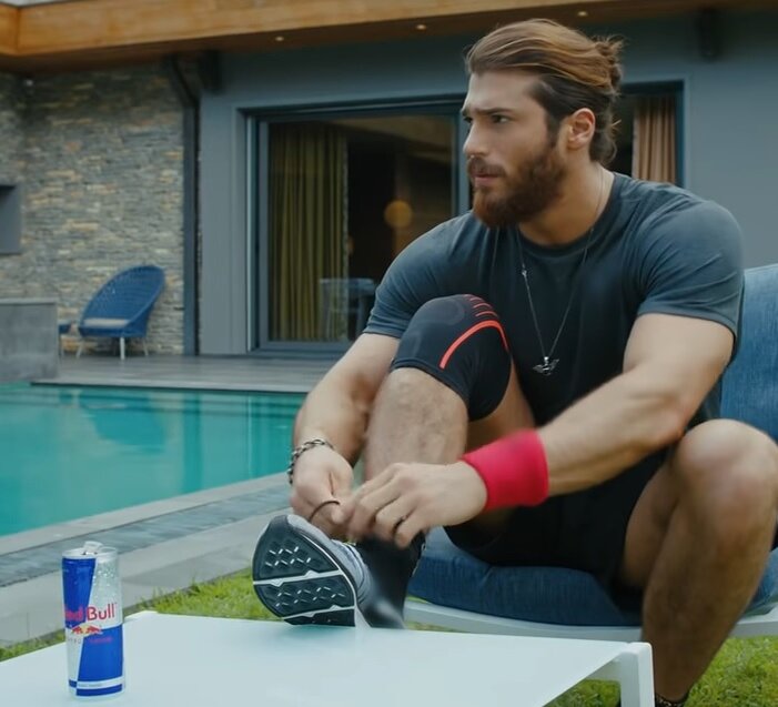 Джан Дивит и Red Bull. Скрин кадра сериала "Ранняя Пташка"/Erkenci Kuş