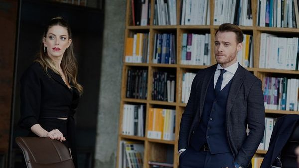 Селин и Серкан в сериале "Постучи в мою дверь"