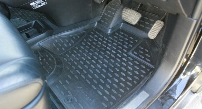Резиновые коврики на рынке представлены в самых разных формах и размерах. Есть бюджетные универсальные модели, которые можно применять на многих автомобилях.