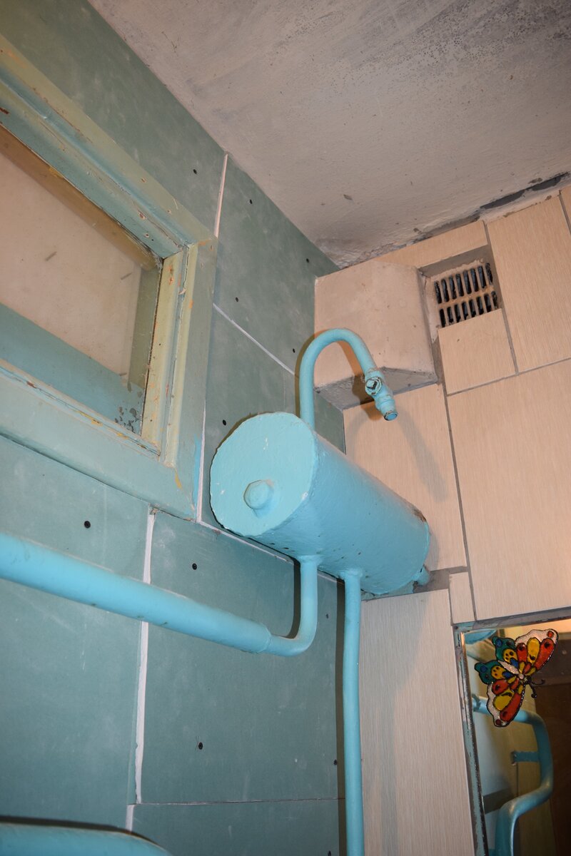 Это была у старых хозяев подготовка левой стены перед облицовкой плиткой, которую они так и не успели воплотить.