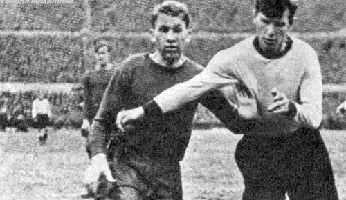 Владимир Мошкаркин (в белой форме) в борьбе с Григорием Федотовым.  Источник фото.