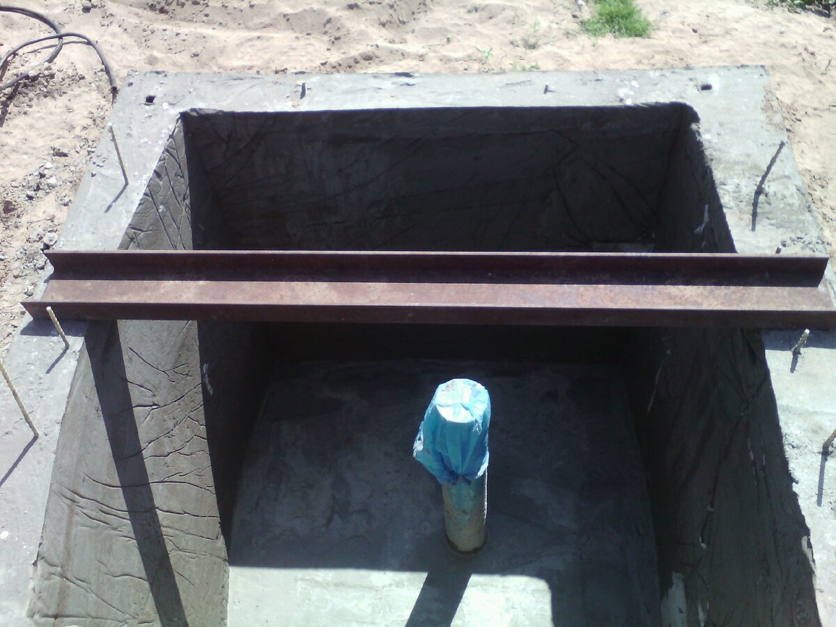 Высота залитых стен  из бетона получилась 1,25 метра.