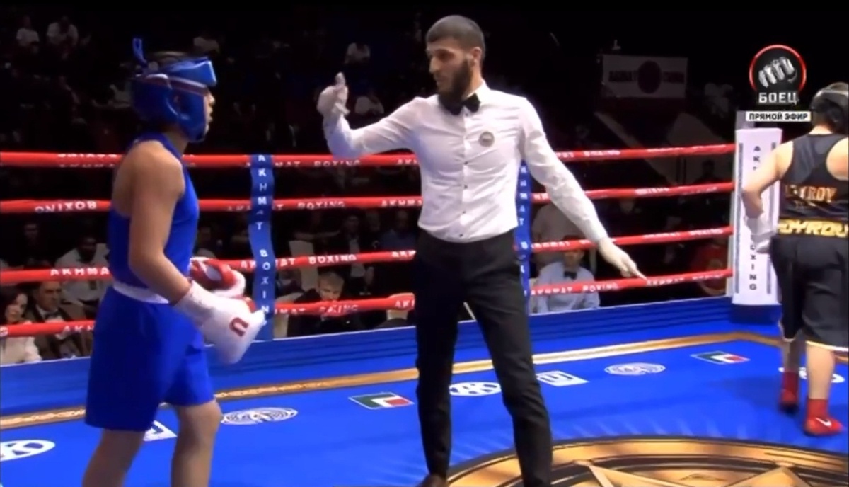 Рефери отчитывает нокдаун