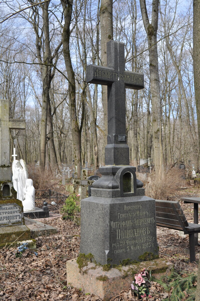 Смоленское кладбище - здесь похоронены Эдуард Хиль, Людмила Сенчина ...