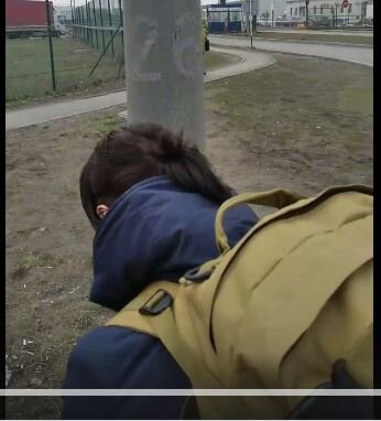 Скриншот из видео. Пока мы подходили к таможенному пункту, очень за нас свекор волновался. Муж сделал краткое видео нас и отправил. Это был финал пути, мы - уставшие. Тем более - такой объект. Делаю скриншот из видео и обрезаю его, в центре - я, делать фото остальных объектов в кадре также можно. Данный скриншот выполнен  автором, не содержит элементов, кои недопустимо демонстрировать в сети. 