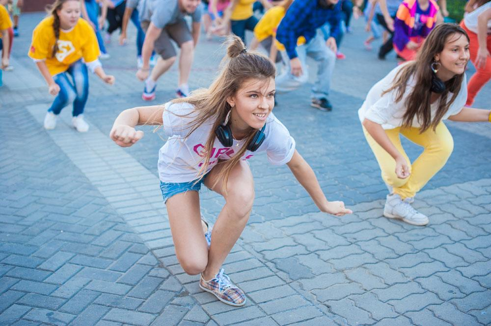 Девушки просто танцевали. Танцы на улице. Дети танцуют на улице. Танцы на улице дети. Массовые танцы на улице.