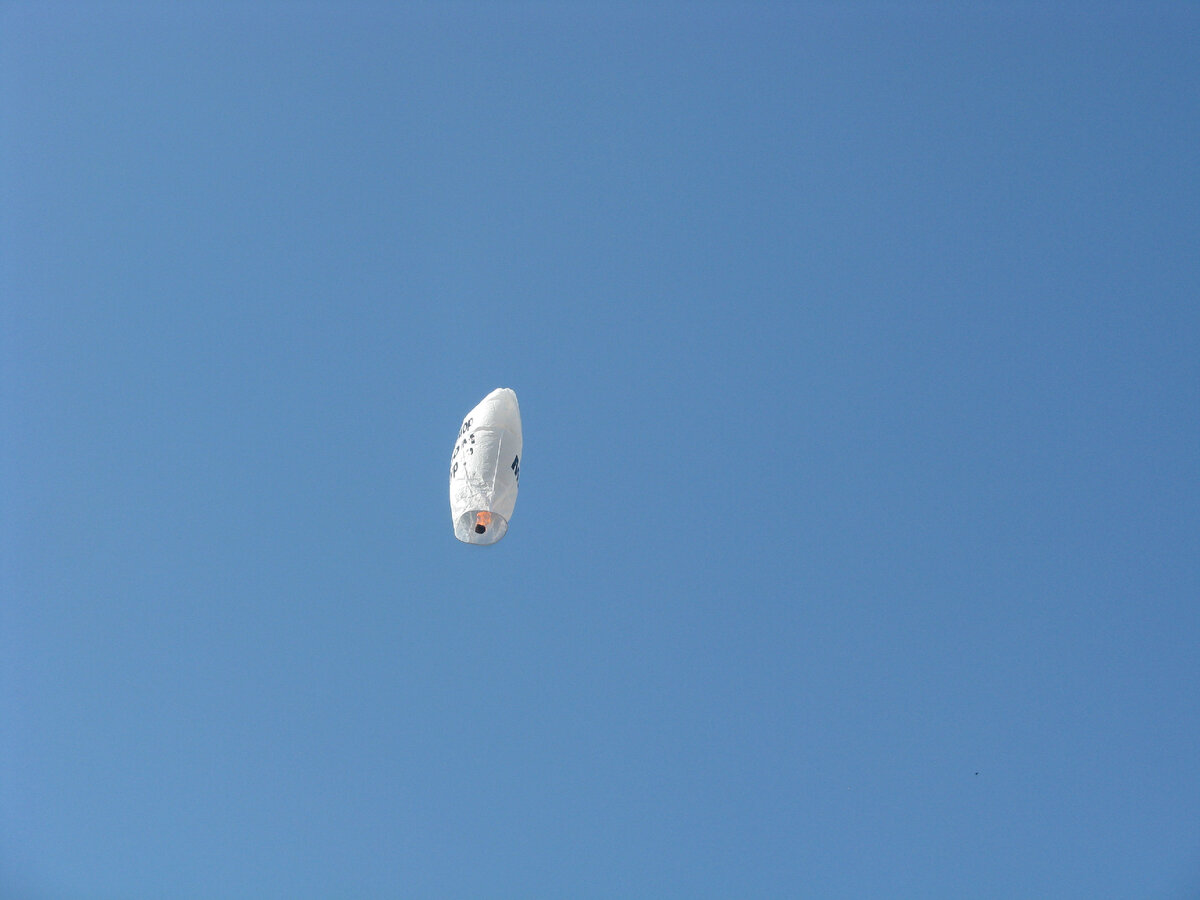 Чистое небо над городом! Как раз в День Победы  запечатлено  автором