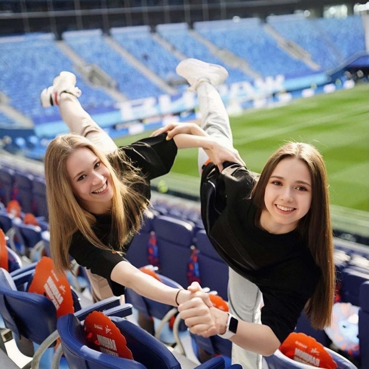 Майя Хромых и Камила Валиева. Потенциальные соперницы на льду, а в реальной жизни  хорошие друзья. Источник фото: Инстаграм @teamkvalieva