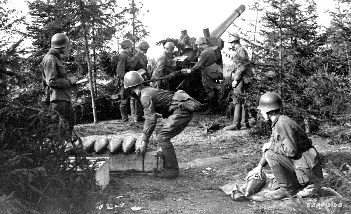 Орудийный расчёт 175-го мотострелкового полка 1-й Московской мотострелковой дивизии Западного фронта ведёт заградительный огонь по противнику в районе Борисова