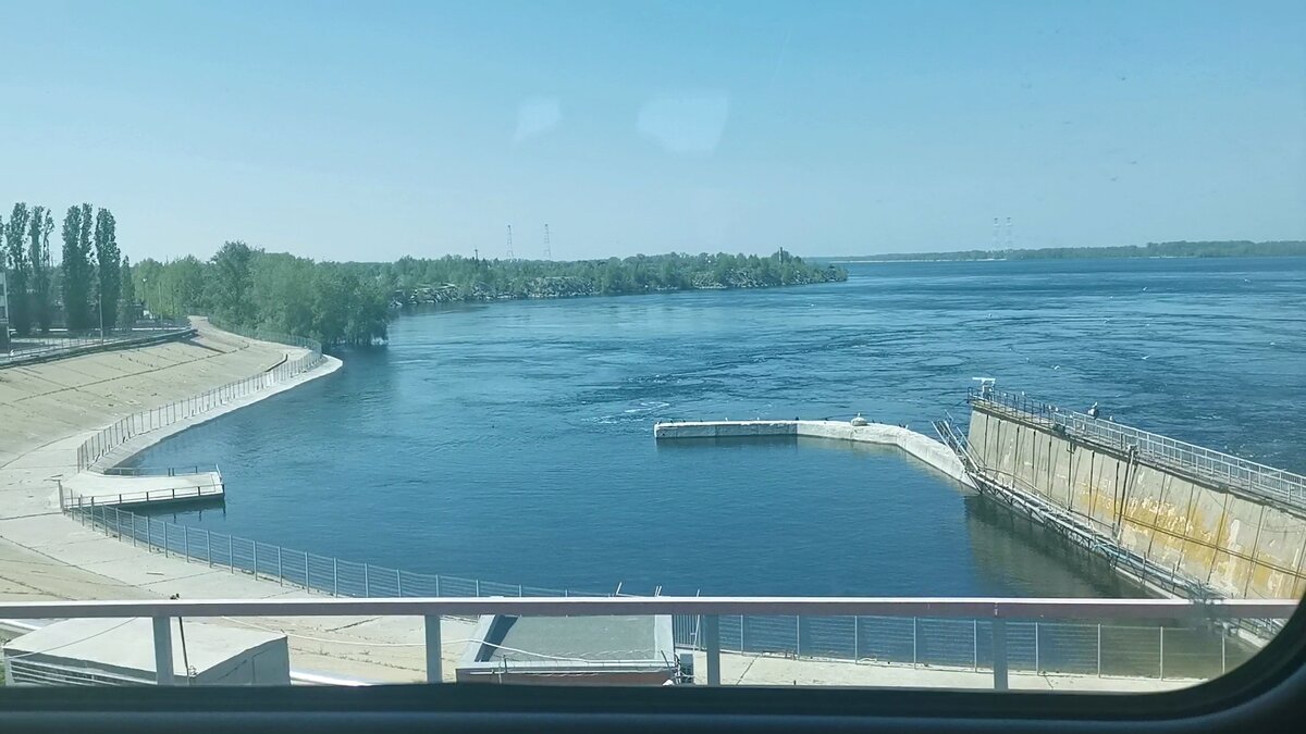 Плотина Саратовской ГЭС в Балаково летом