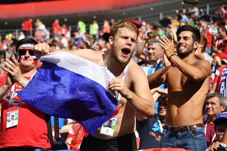 В плей-офф чемпионата мира по футболу наши играли впервые. Пропустить такое фанаты просто не могли 
