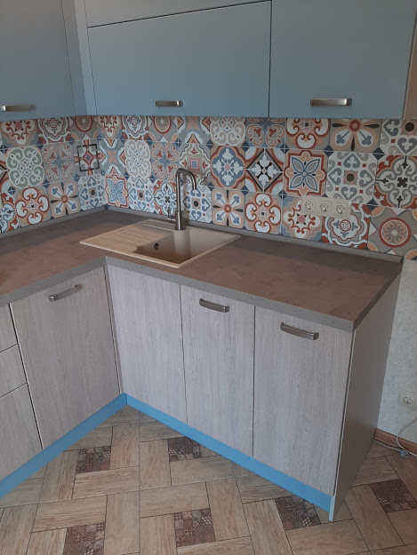 Очень красиво подобран фартук. Уже не мейн стрим, как пару лет назад, но выглядит все равно очень уютно.