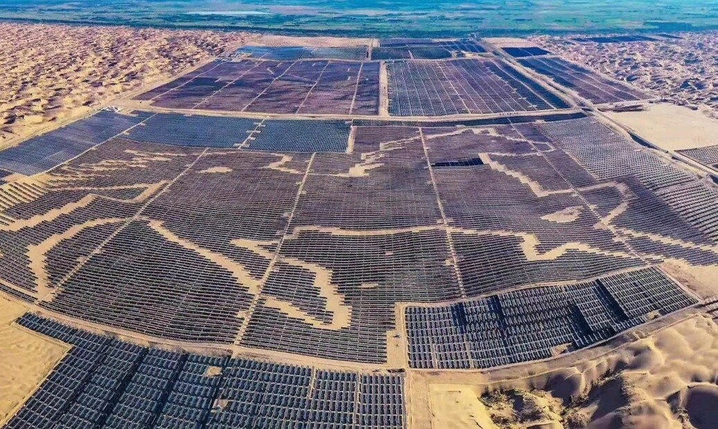 Самая большая солнечная электростанция в мире (площадь - 1,4 кв. км) - китайская солнечная ферма мощностью 1,547 ГВт.  Стоимость данной СЭС составила 2,1 миллиарда долларов.
