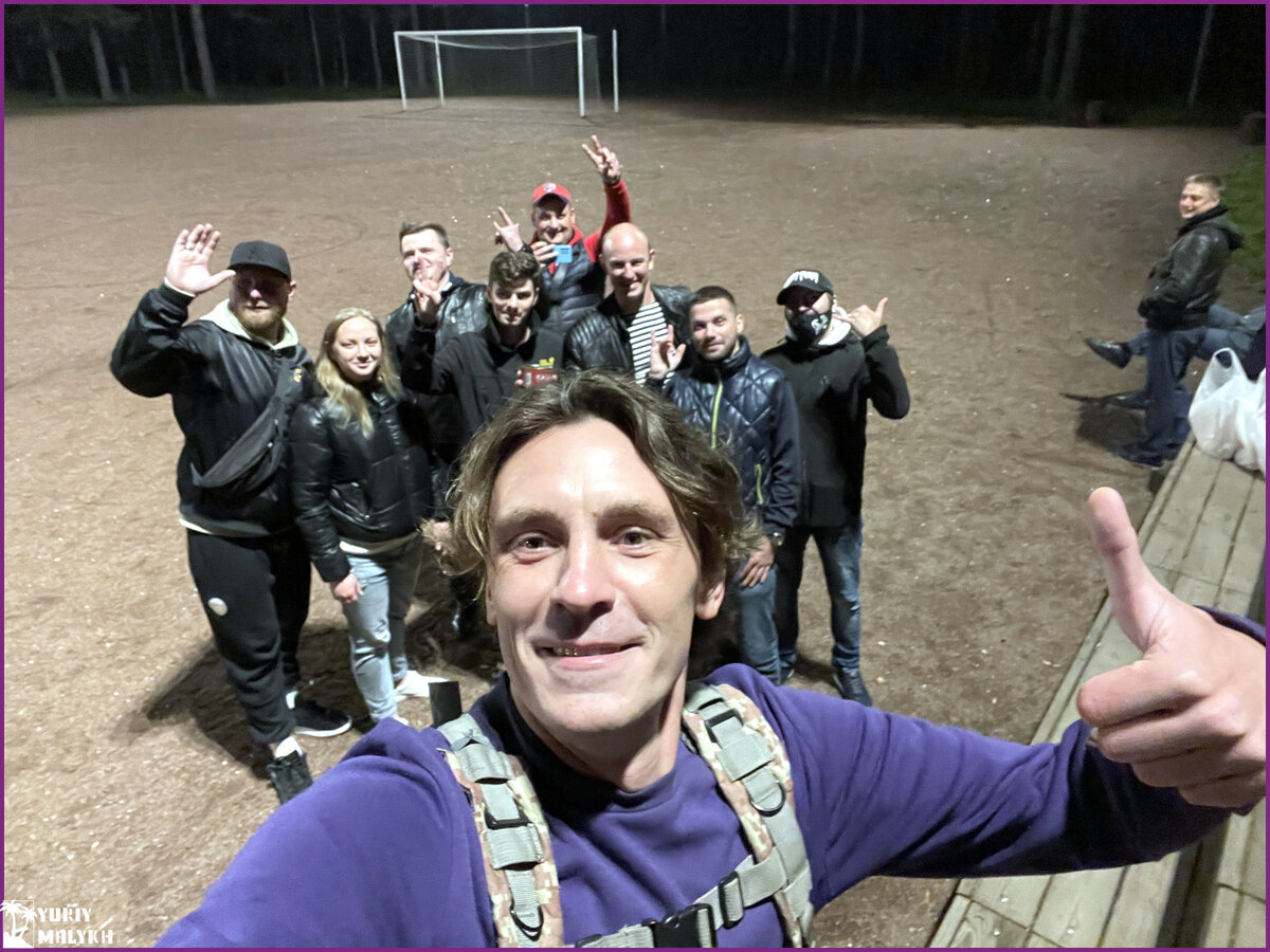 Команда сюрстреммингистов на стадионе в лесу // фото автора