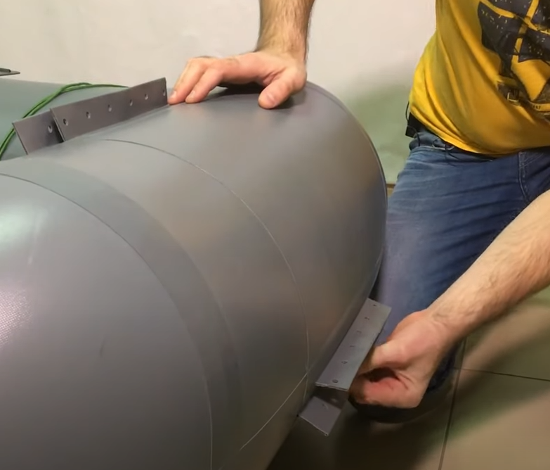 Крепления для установки навесного транца на лодке UREX