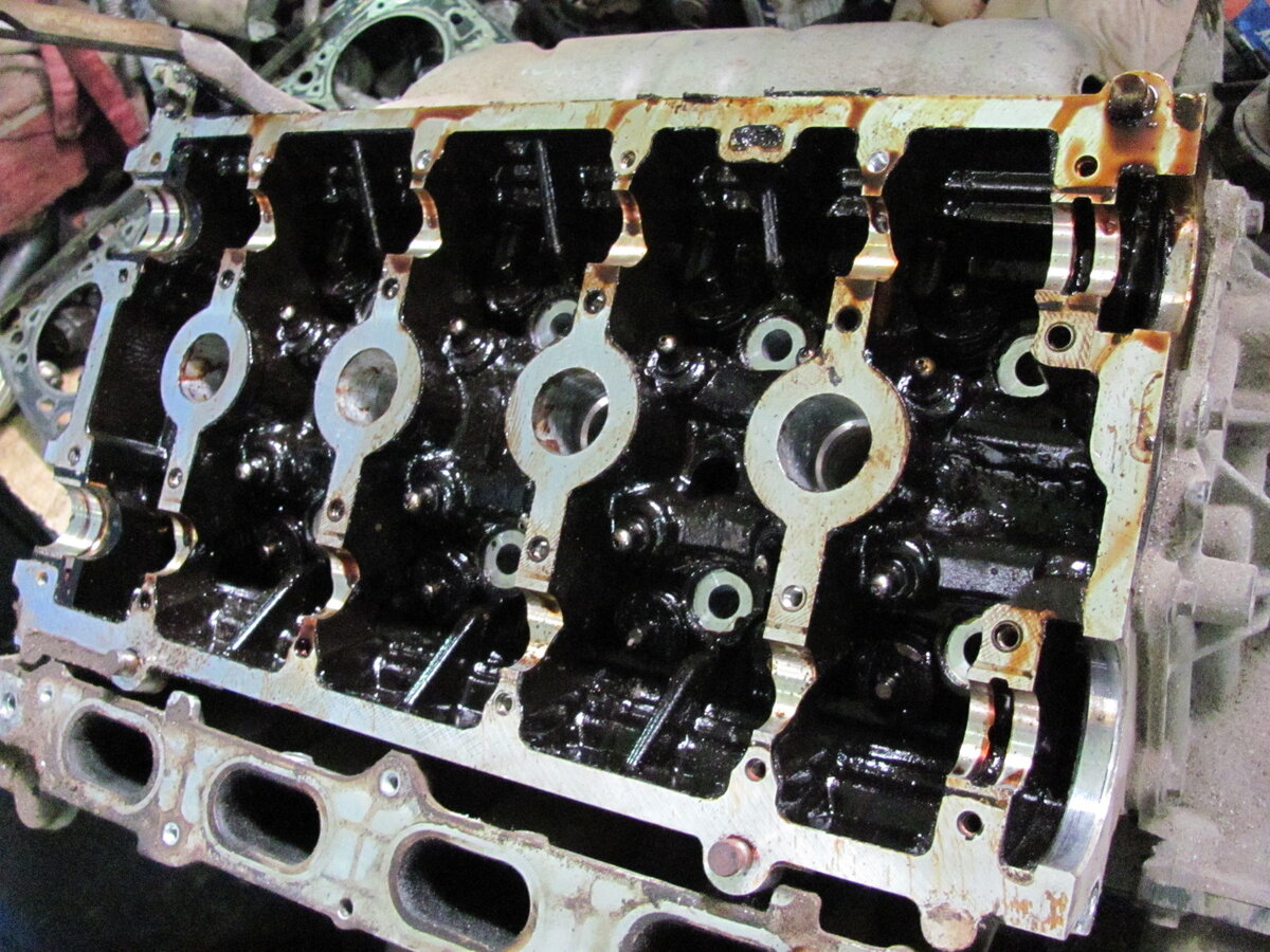 Если эксплуатировать двигатель со старым моторным маслом, это приведет к существенному сокращению службы мотора и появлению критических неисправностей.