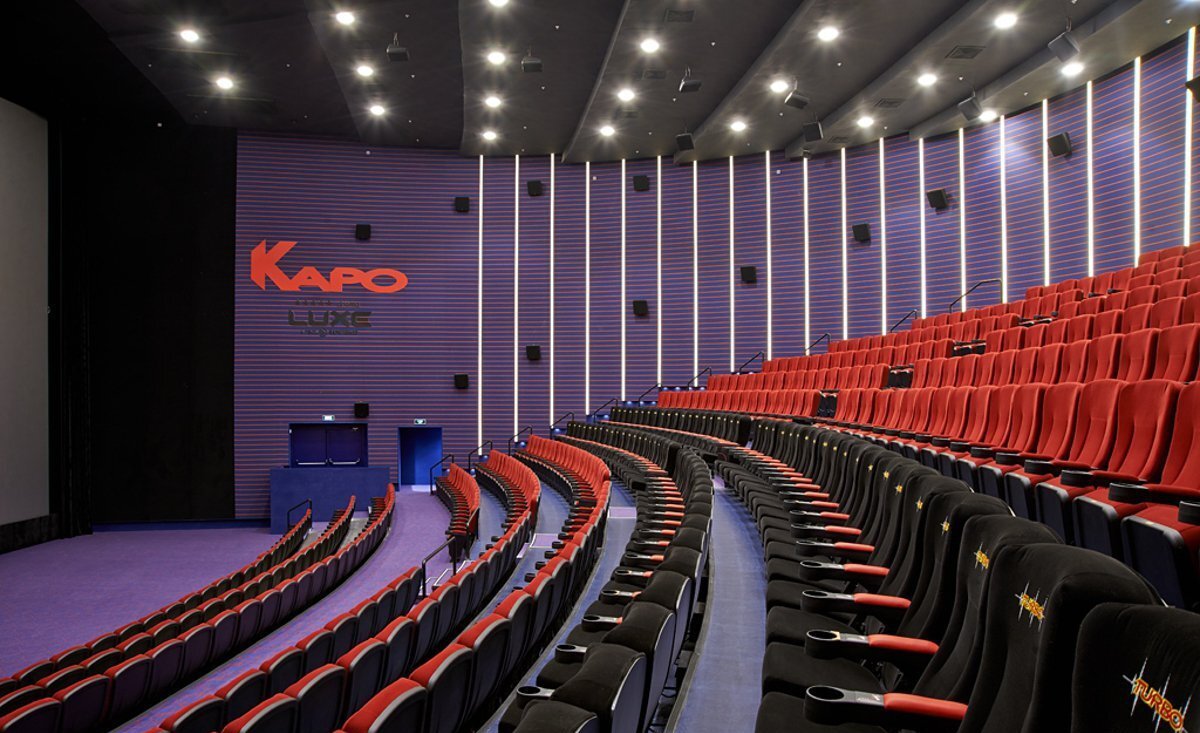 каро кресла в кинотеатре